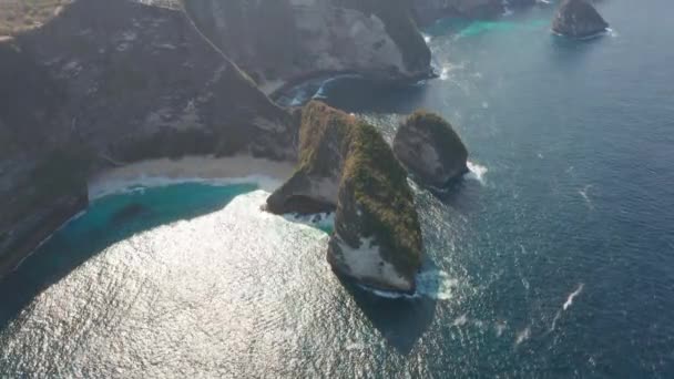 Dron Pohled na šumivé vody na širém oceánu horizont podél Nusa Penida, Bali — Stock video