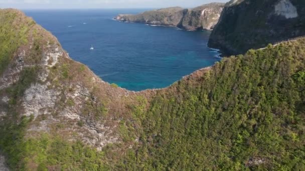 Playa de arena blanca en Bali, Indonesia Bajo el alto acantilado — Vídeos de Stock