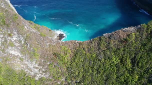 大片大片蓝海海水环绕的离岛悬崖的空中景观 — 图库视频影像