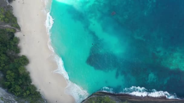 Pohled z výše tyrkysové vody v Kelingking Beach, Bali, Indonésie — Stock video