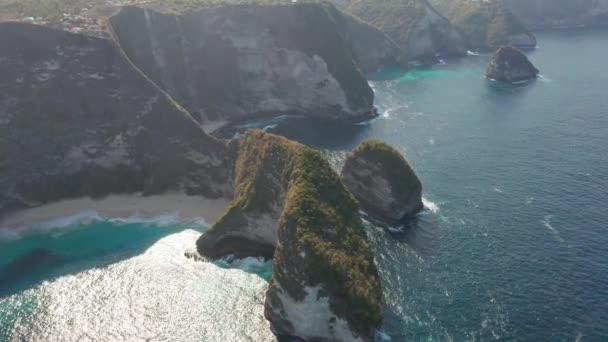 Rocky Shore a Nuda Penida e le sue acque frizzanti sulla spiaggia di Kelingking — Video Stock