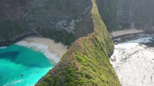 Panoramico scenario aereo della spiaggia di Kelingking e le sue spiagge di sabbia bianca — Video Stock