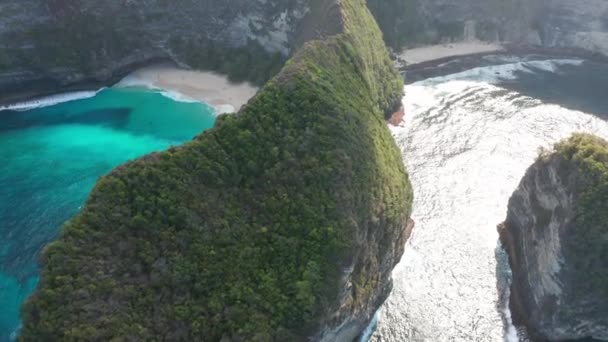 バリ島ヌサペニダ島に沿って海岸を打つ白い波 — ストック動画