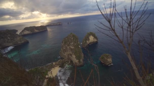 위에서 내려다보면 발리, 인도네시아 및 웅장 한 하늘에 있는 누사 페니 다 섬 이 보인다 — 비디오