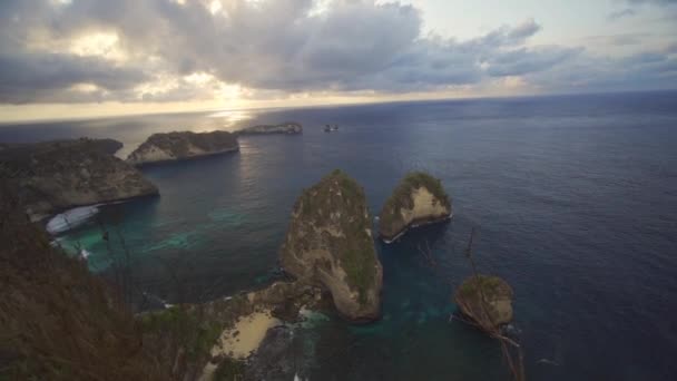 Onde forti che si infrangono sulla riva e sulle bellissime isole Nusa Penida — Video Stock