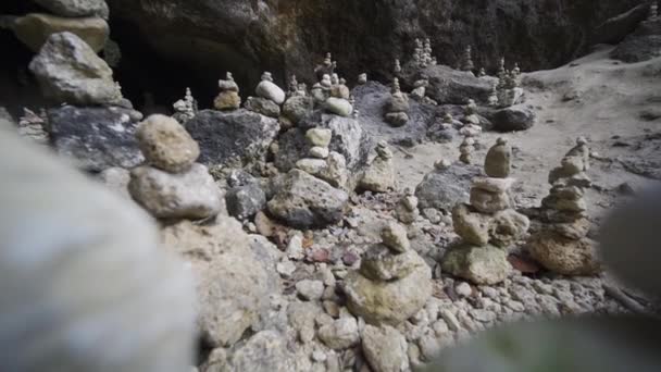 Felsen senkrecht gestapelt mit bergigem Findling im Hintergrund — Stockvideo