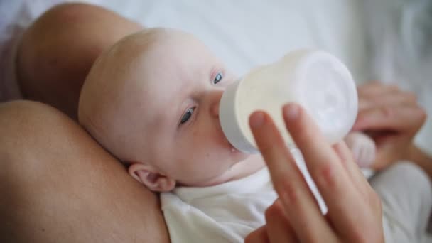 Vidéo adorable d'un nouveau-né qui se nourrit au moyen d'une bouteille — Video