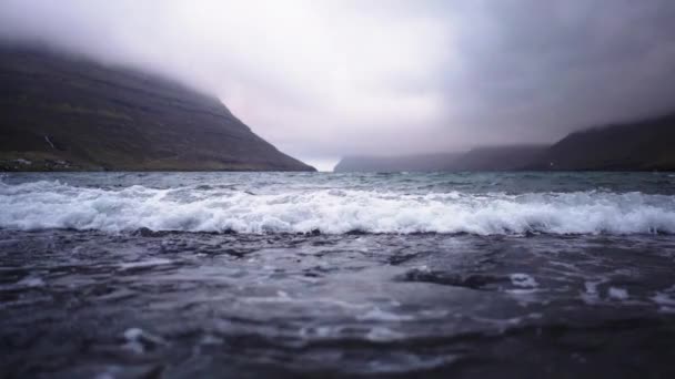 Onde che si precipitano verso la macchina fotografica nel fiordo — Video Stock