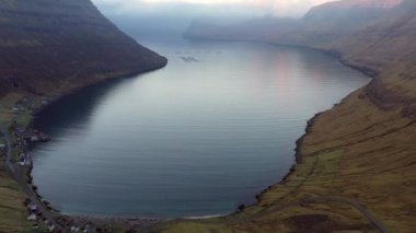 Arnafjordur 'un puslu fiyordunun üzerinde İHA uçuşu