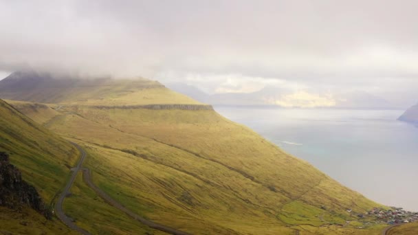 Drone disparó sobre montañas y fiordo de Funningur — Vídeos de Stock
