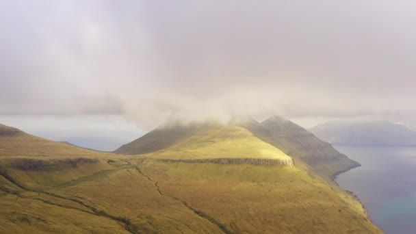 Vol De Drone Au-dessus De La Montagne Et De La Côte De Funningur