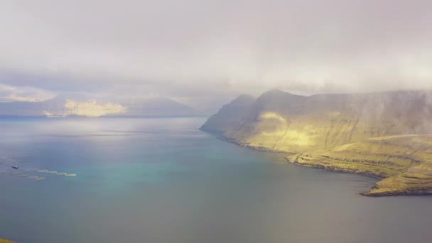 Drone Shot πάνω από τα βουνά και φιόρδ του Funningur — Αρχείο Βίντεο