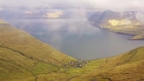 Drone sobre paisaje y pueblo de Funningur — Vídeos de Stock