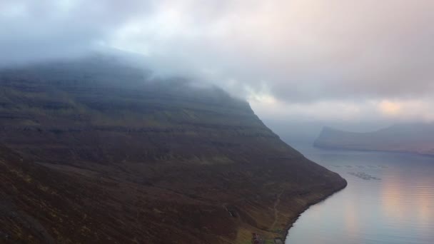 Drohnenschuss aus Wolken und Nebel über Fjord — Stockvideo