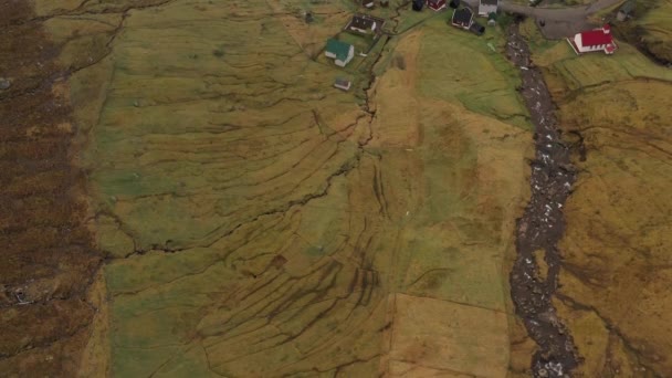Drone sobre a aldeia de Arnafjordur para litoral — Vídeo de Stock