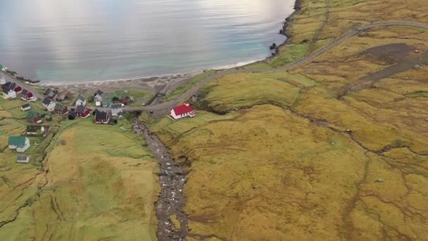 Drone tiro de Arnafjordur aldeia e montanhas — Vídeo de Stock