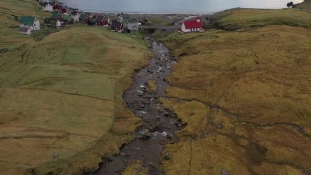Drone sobre corriente que conduce a la aldea de Arnafjordur — Vídeo de stock