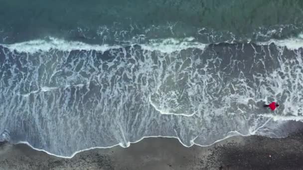 Drone Shot Of Man Walking Along Beach στα Νησιά Φερόε — Αρχείο Βίντεο