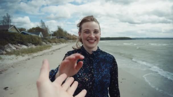 Leende blond kvinna nå ut handen och lyckligt promenader vid stranden — Stockvideo