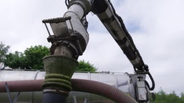 Kamyon Çiftlik Avlusu Slurry Tankına Bağlandı