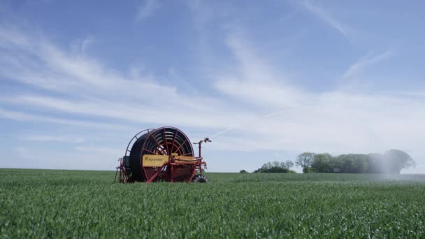 Tiro constante do campo de cultivo e uma máquina de irrigação — Vídeo de Stock