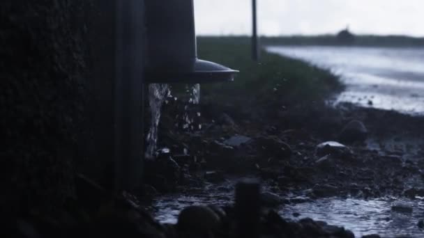 Chuva fluindo da tubulação de drenagem durante a tempestade de chuva — Vídeo de Stock