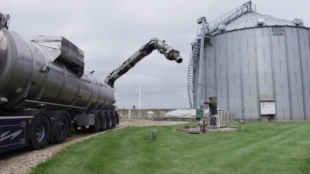 Camion reliant le tuyau au réservoir de lisier sur la ferme — Video