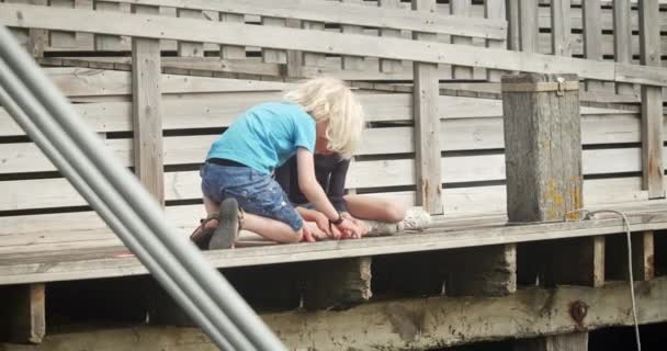 Hermano y hermana atar cebo a la línea de pesca — Vídeo de stock