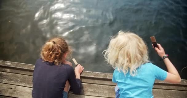 Hermano y hermana pesca en mar agua — Vídeos de Stock