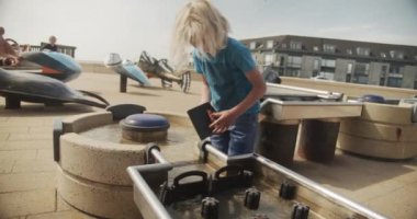 Model Barajında Oynayan Çocuk Akvaryumun Dışında