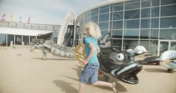 Мальчик бегает по аквапарку — стоковое видео