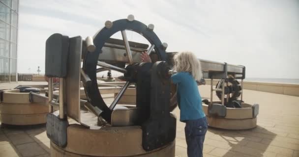 Garçon avec roue d'eau dans le parc Aquaroum — Video