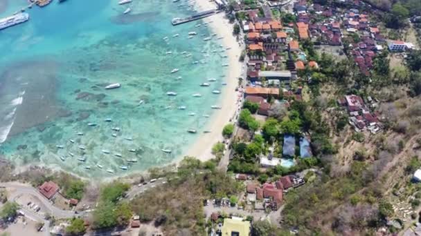 Drone tiro da costa ensolarada em Bali Indonésia com águas cristalinas e barcos — Vídeo de Stock