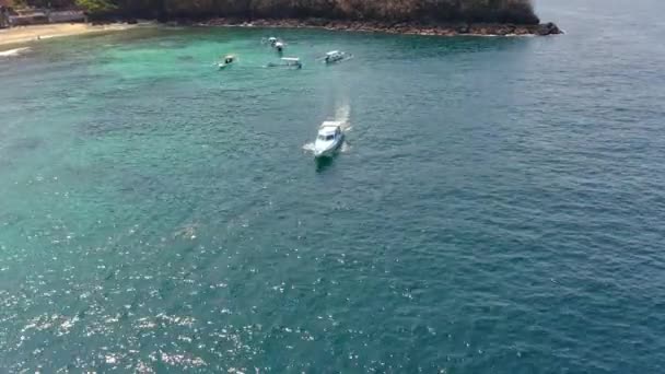 Barco Vela em Crystal Ocean Waters com vista para a Ilha Árvores e Praia — Vídeo de Stock