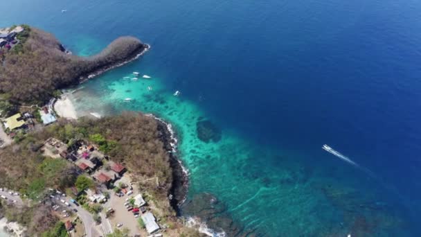 巴厘岛的岛屿，海滩上闪烁着亮晶晶的海水，周围环绕着一片树木 — 图库视频影像