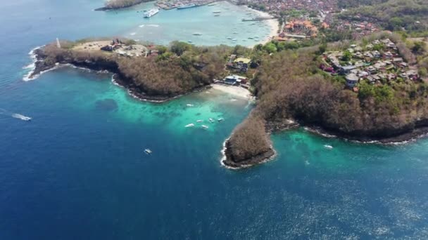 Agua espumosa por costa en Bali Indonesia con árboles forestales que rodean la isla — Vídeo de stock