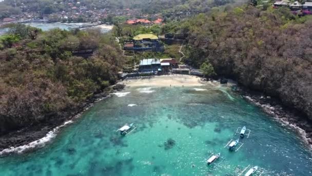 Bella foto aerea della laguna blu e della spiaggia di sabbia bianca a Bali, Indonesia — Video Stock