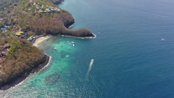 Isla en Bali, Indonesia con hermosas aguas cristalinas del mar — Vídeos de Stock