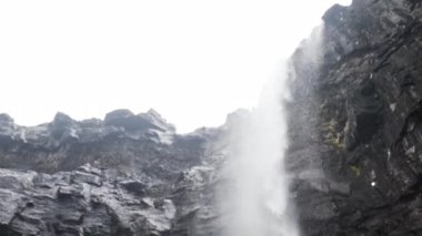 Fossa Şelalesinin Altında Kırmızı Giyen Yürüyüşçü