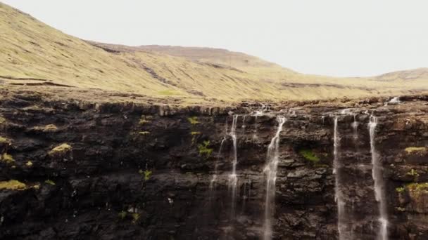 Drohne über Fossa-Wasserfall und Klippe mit Wanderer unten — Stockvideo