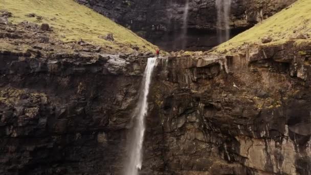 Drone de caminhante entre cachoeiras de Fossa e falésias — Vídeo de Stock