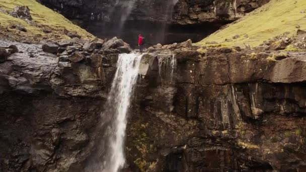 Drohne des Wanderers am Rande der Klippe Fossa Wasserfall — Stockvideo