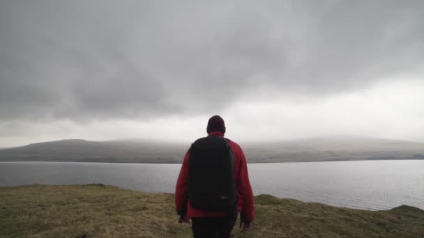 Caminhante com mochila andando para olhar a paisagem — Vídeo de Stock