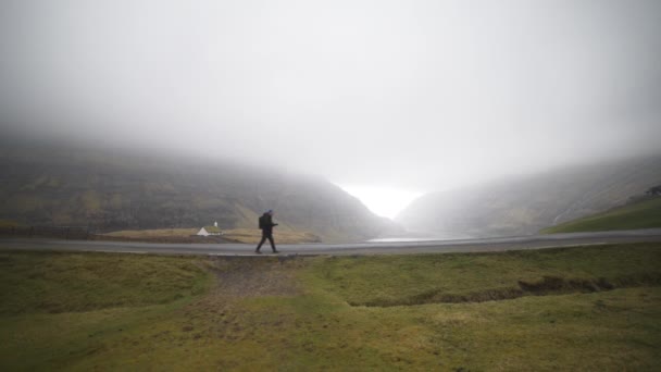 Vandrare På Tomma Misty Road På Färöarna — Stockvideo