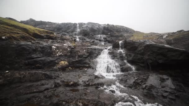 Каскад води через скелі на Фарерських островах — стокове відео