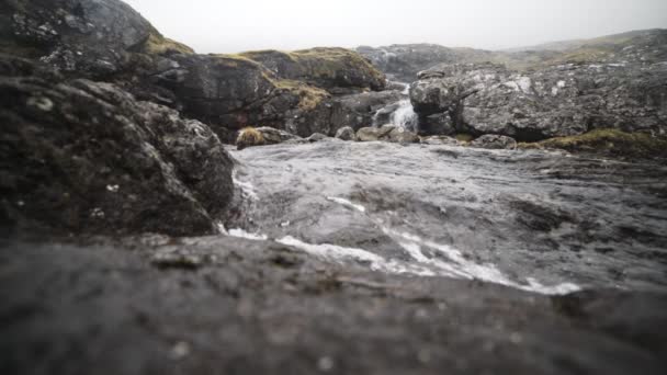 Água em cascata sobre rochas nas Ilhas Faroé — Vídeo de Stock