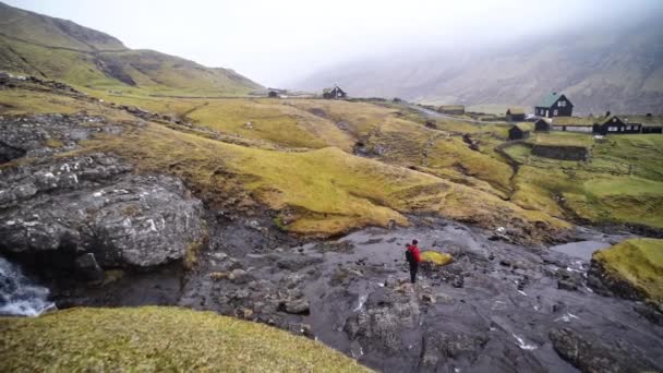 Turista stojící v potoce blízko vodopádu — Stock video