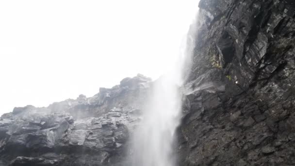 Turista stojící pod vodopádem Fossa — Stock video