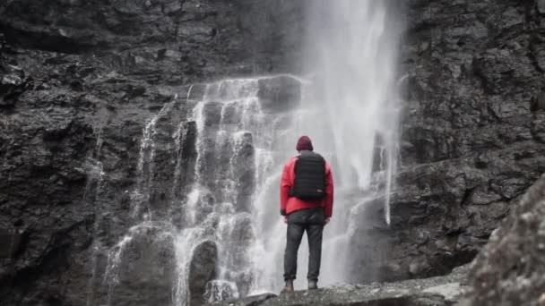 フォッサ滝の下に立つハイカー — ストック動画