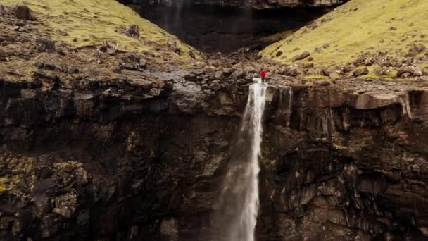 Drohne eines Wanderers steht im Fluss zwischen Fossa-Wasserfällen — Stockvideo